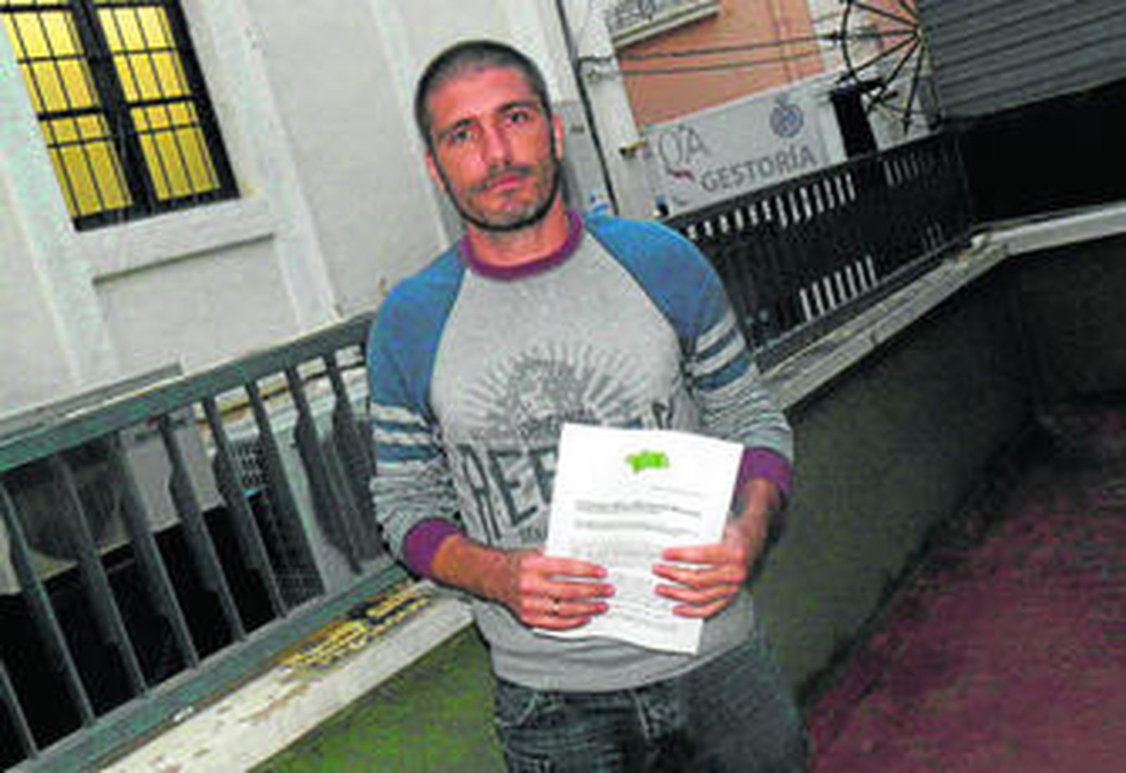 Héctor Berenguel, con el manifiesto por el cambio del fútbol andaluz en sus manos.