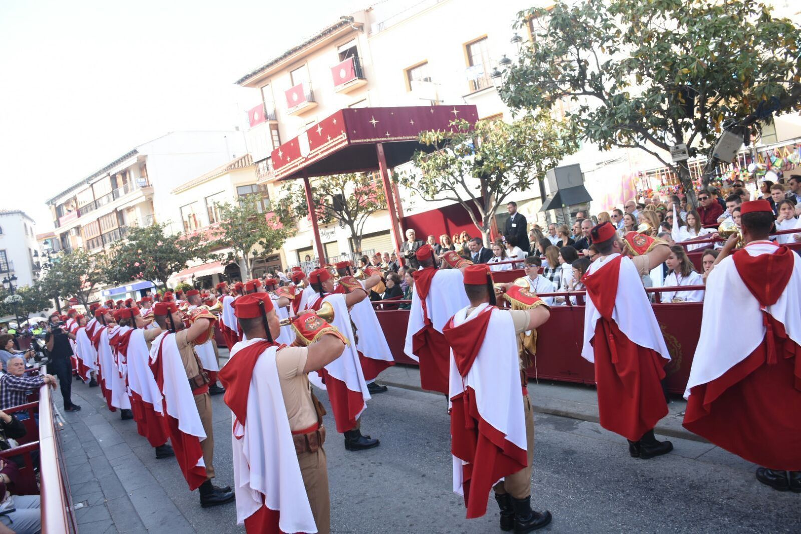 Regulares Melilla 52 que acompañan a la Piedad.