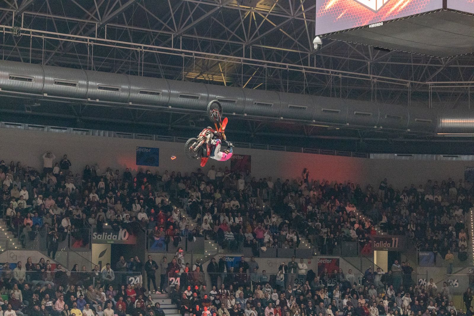 En imágenes: el Olivo Arena vibra con piruetas y motor en estado puro en el Soloflow Freestyle (2)