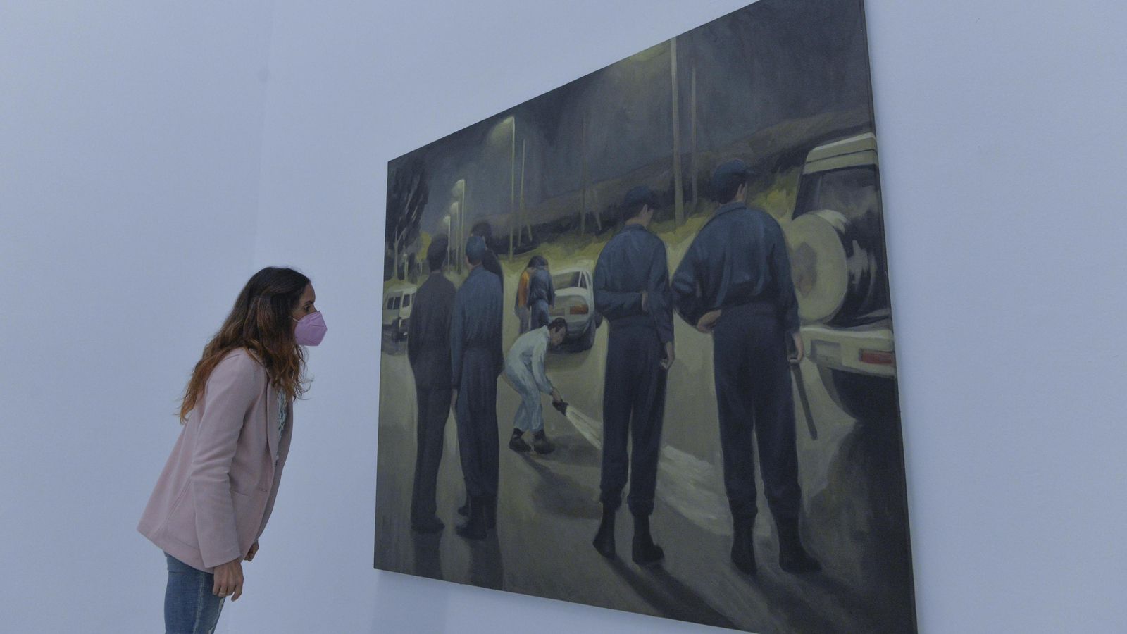 Una mujer contempla el cuadro principal de la serie de 2008 'Ronda de noche'.