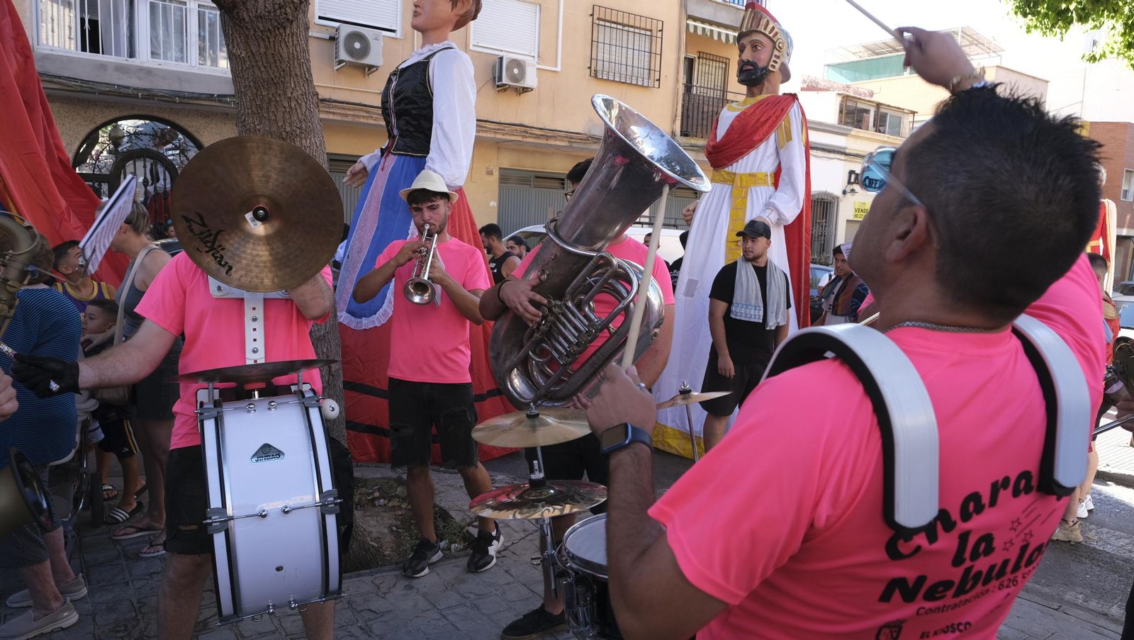 Gigantes y cabezudos en la Feria de Almería 2024, en imágenes