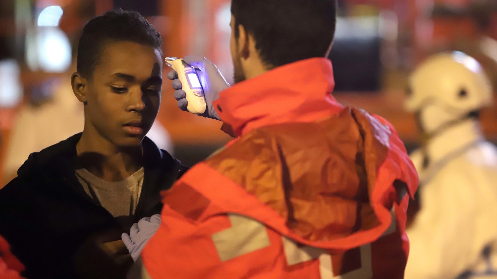 Rescate de 11 menores en aguas del Estrecho