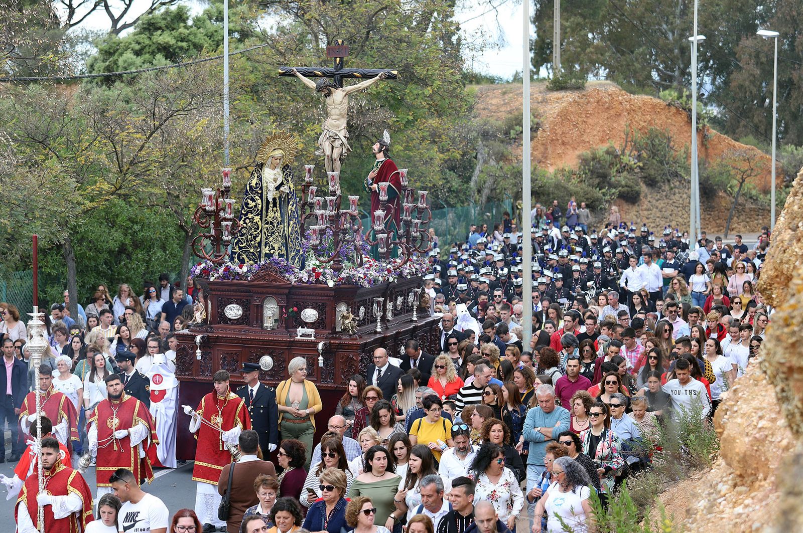 Bella imagen del cortejo del Perdón ascendiendo por El Conquero.