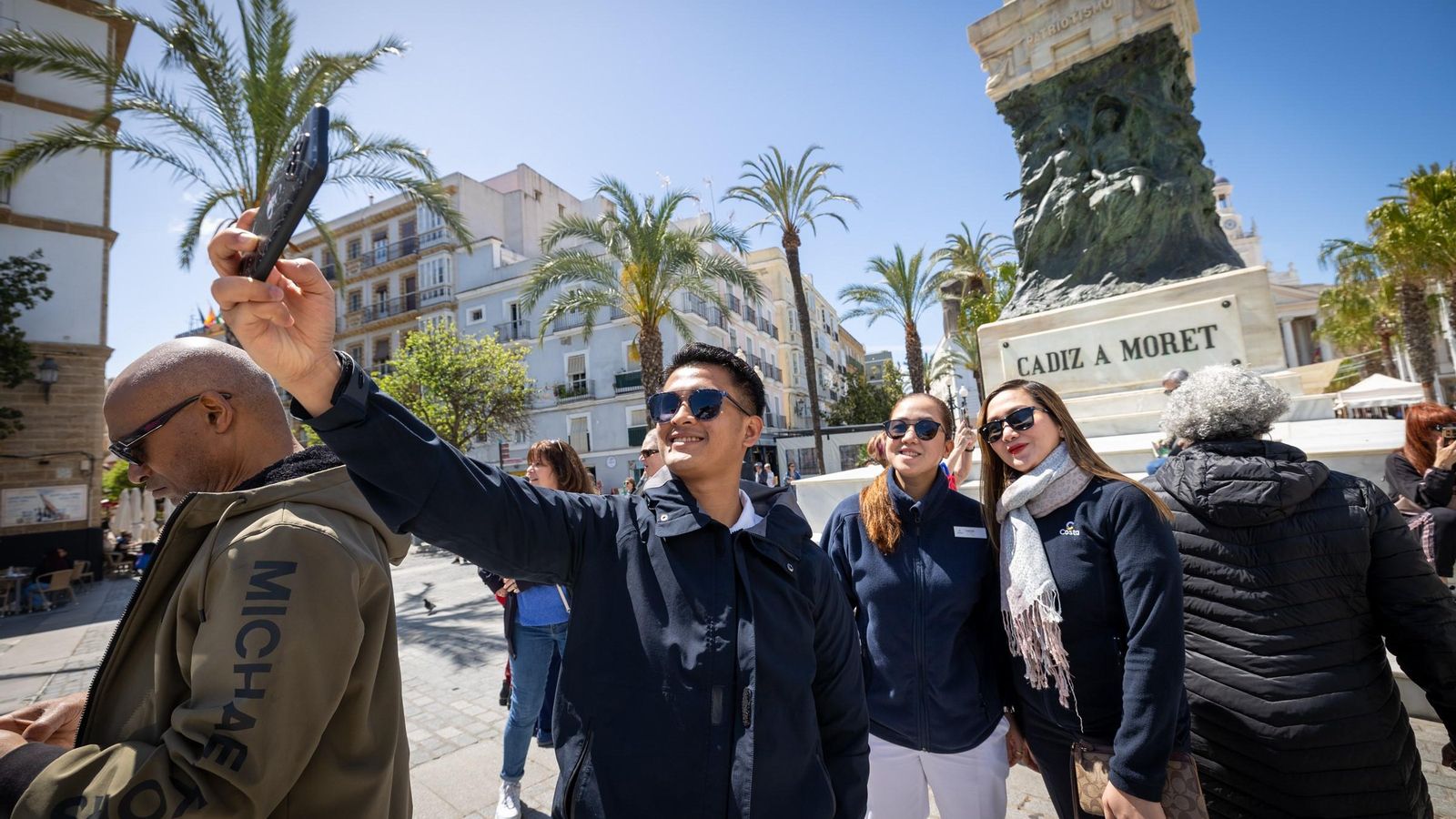 La llegada de cruceristas a Cádiz viene acompañada de una gran animación en las principales plazas de la ciudad