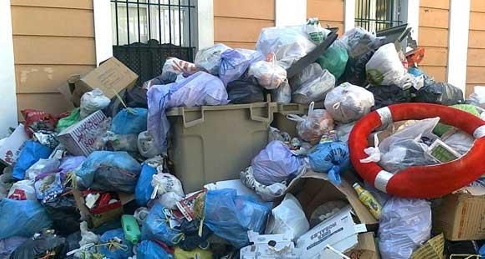 Los trabajadores y la empresa aplazan otro día la solución al paro en Lipasam