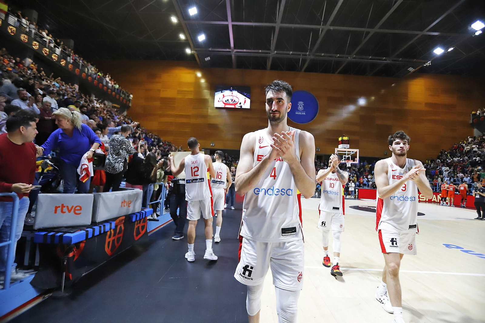 Imágenes de la celebración de la selección Española de baloncesto por certificar su pase con una victoria ante Paises Bajos Imágenes de la celebración de la selección Española de baloncesto por certificar su pase con una victoria ante Paises Bajos