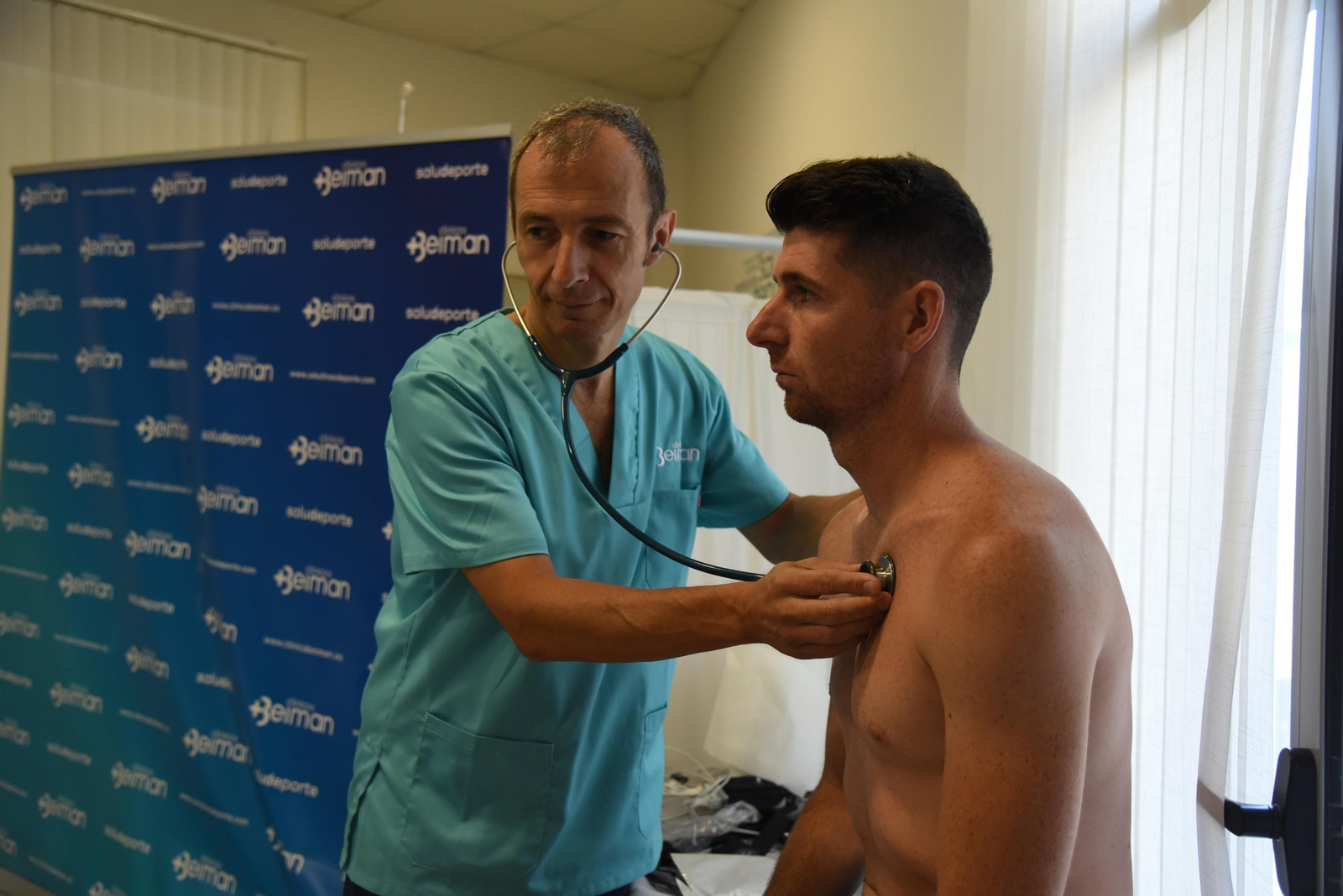 El doctor Bernardo Viana chequea a Javi Flores, en la sede de la clínica Beiman en Córdoba.