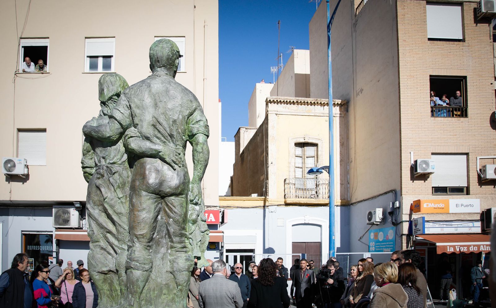 Imágenes de la inauguración sobre escultura ‘Familia Marinera’, del escultor Francisco Javier Galán, en homenaje a las familias de pescadores en Pescadería-La Chanca