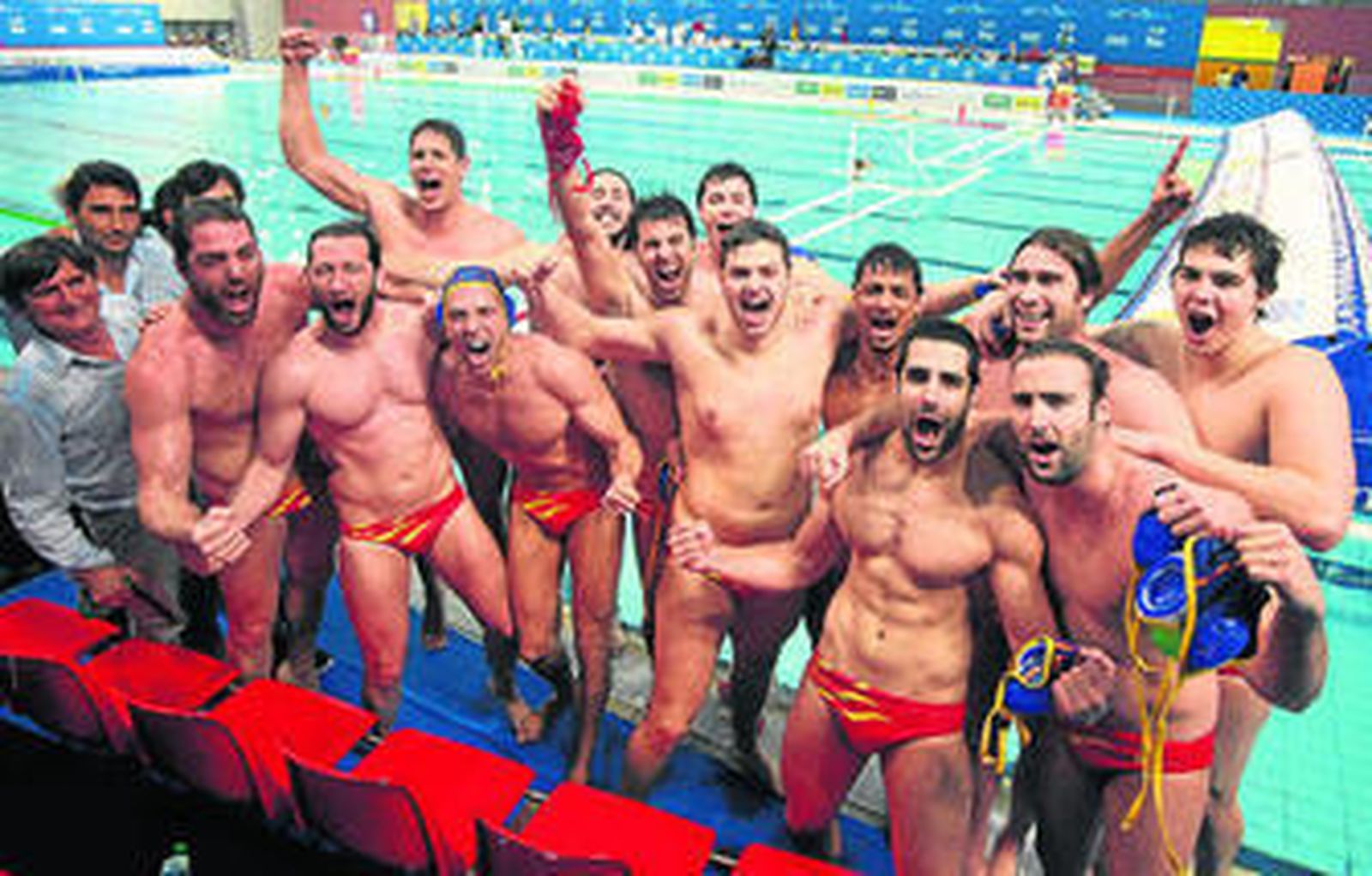Los internacionales españoles festejan la clasificación en la piscina Bruno Bianchi, en Trieste.