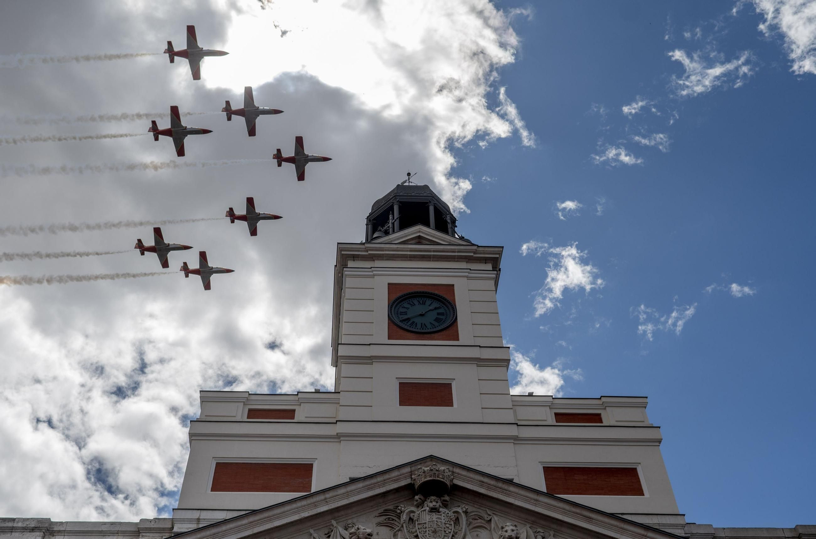 Espectaculares fotos de las acrobacias de la Patrulla Águila: cuatro décadas surcando los cielos