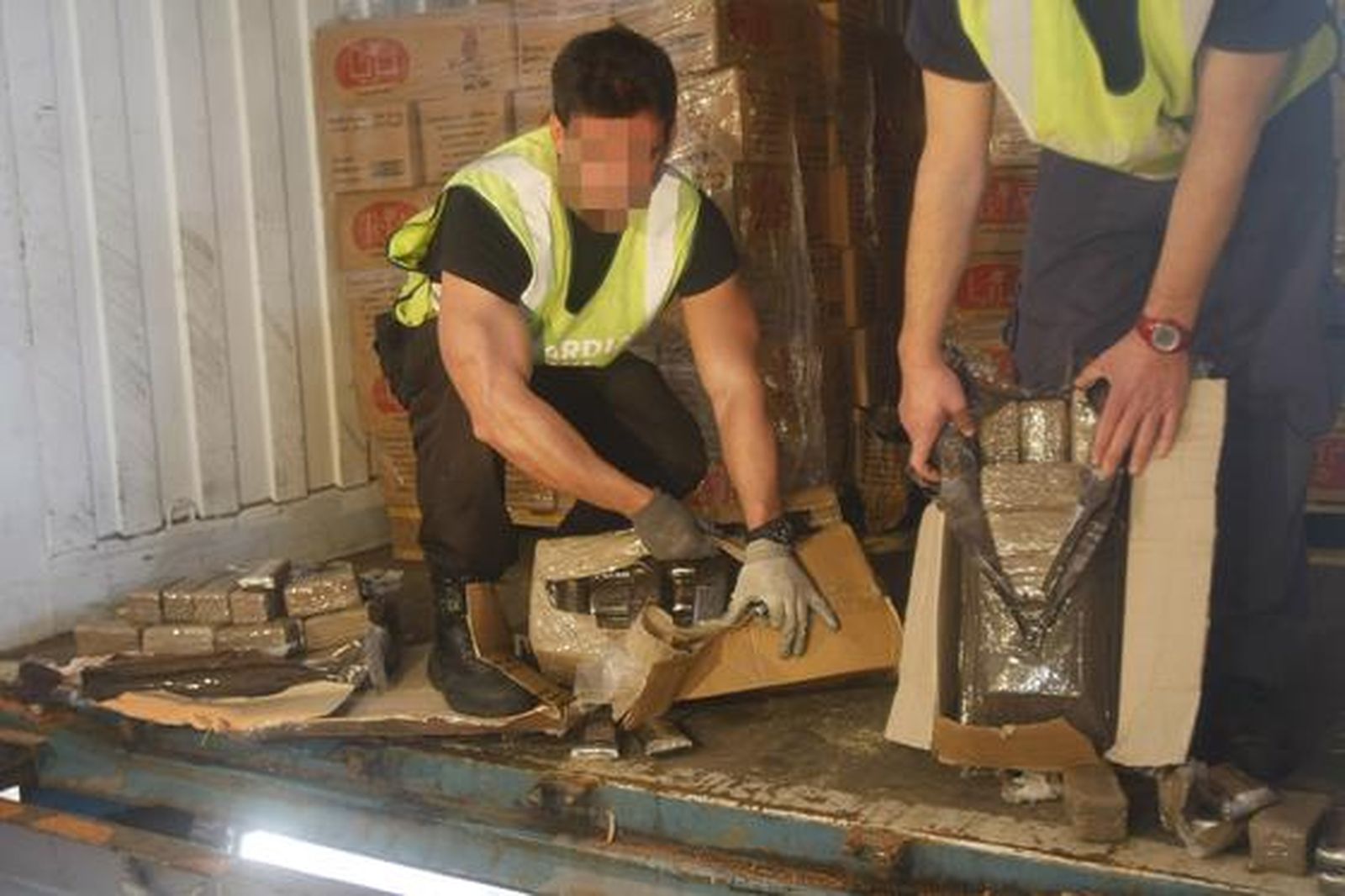 La Guardia Civil interviene 4.800 kilos de hachís en un contenedor en el muelle de Cádiz. 

Foto: Jose Braza