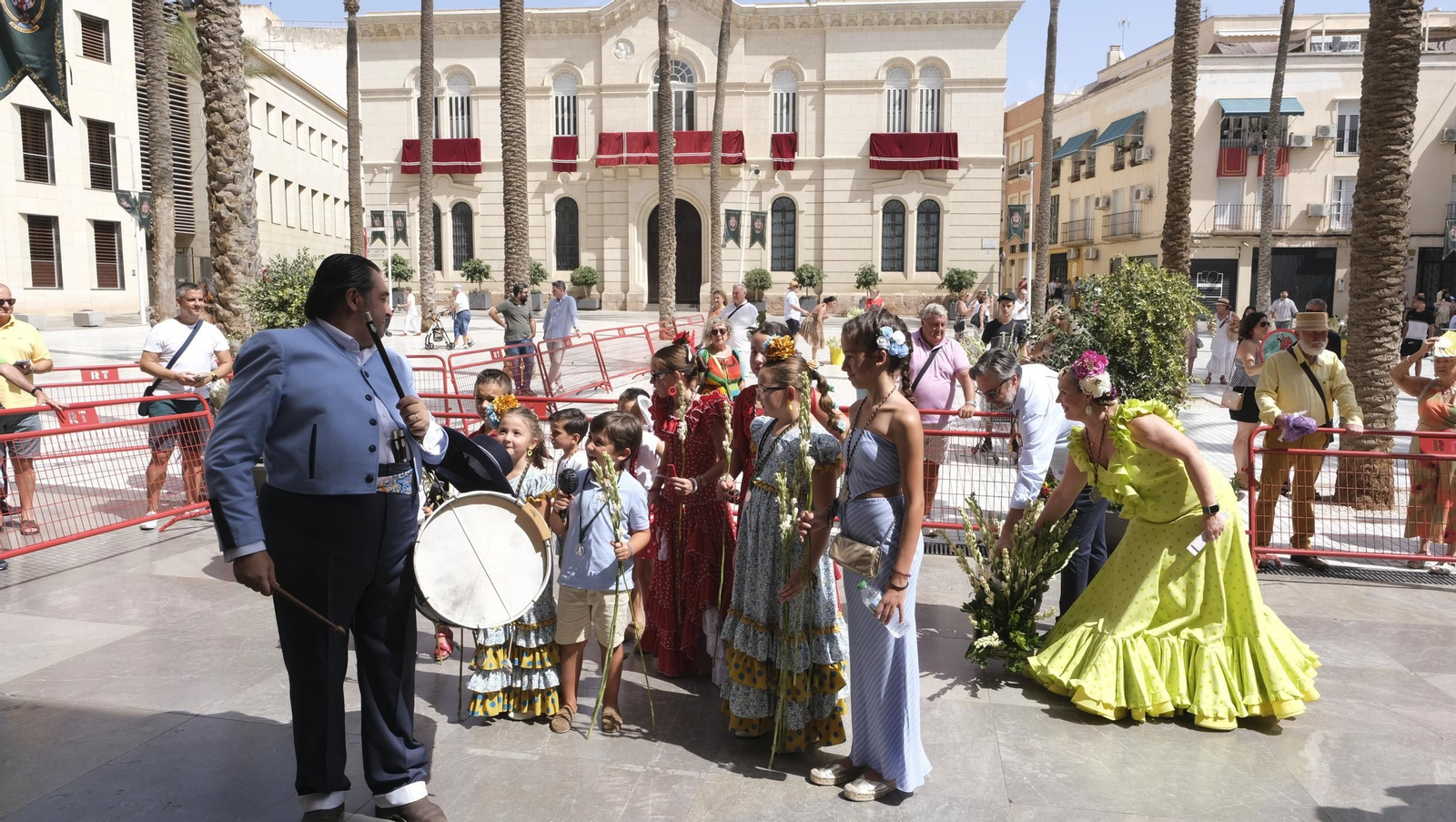 Ofrenda floral a la Virgen del Mar en la Feria de Almería 2024, en imágenes