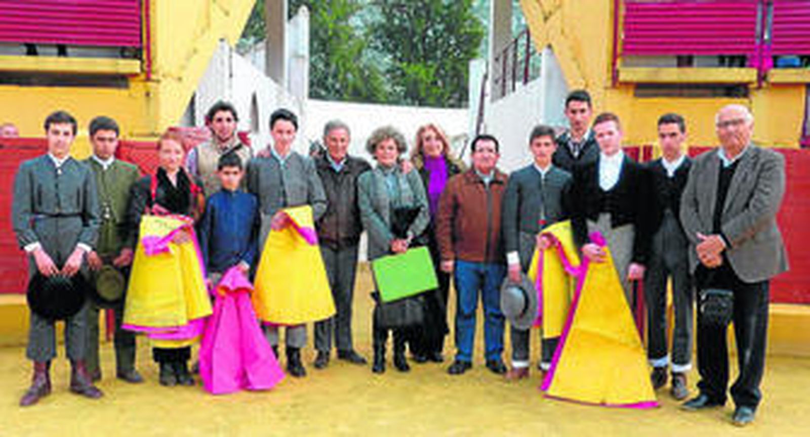 Ruiz Miguel, con los alumos de las escuelas y autoridades, en la plaza de toros de Ubrique.