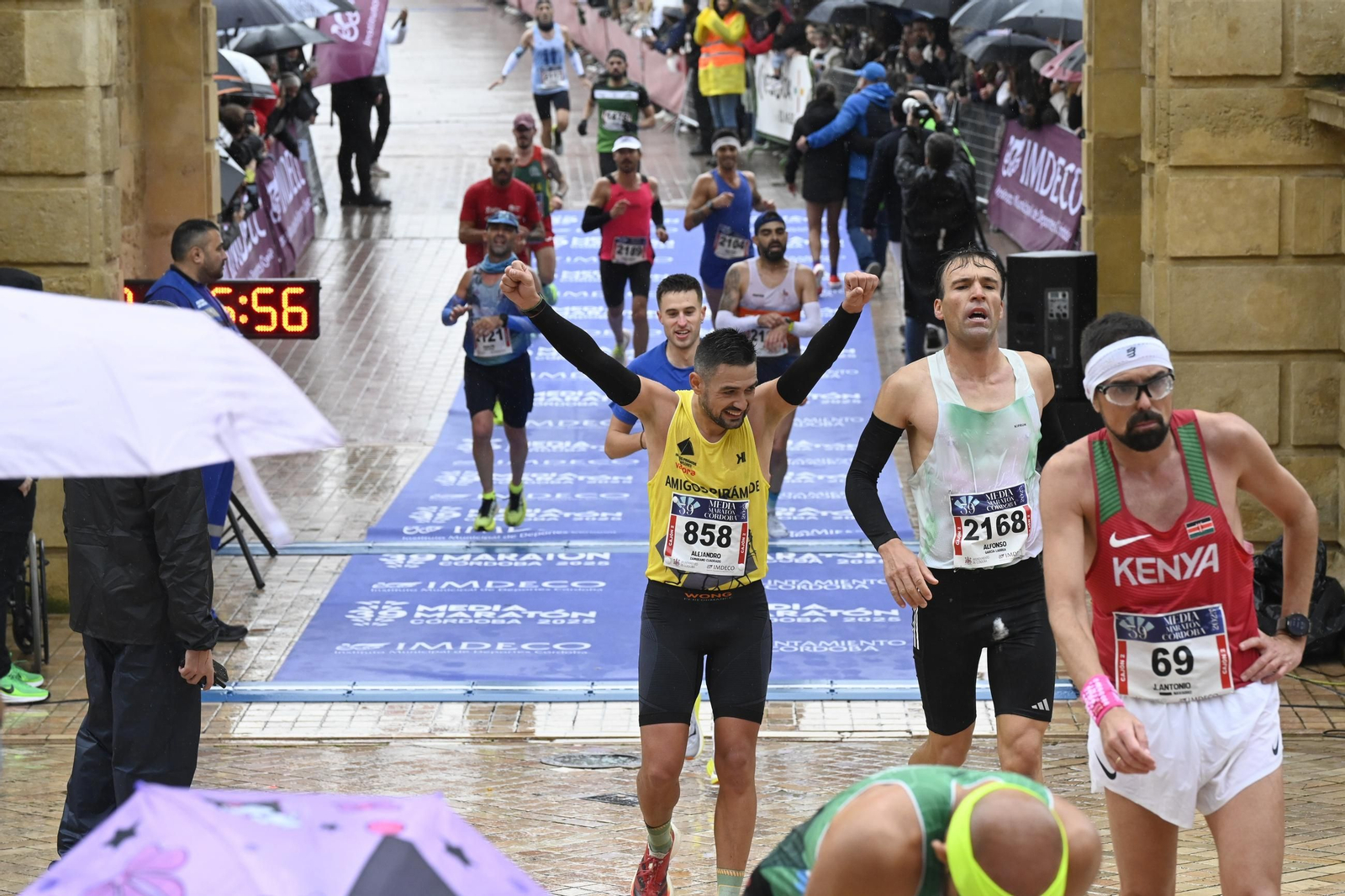 Emoción en la Puerta del Puente: las fotos de la línea de meta en la Media Maratón de Córdoba 2025
