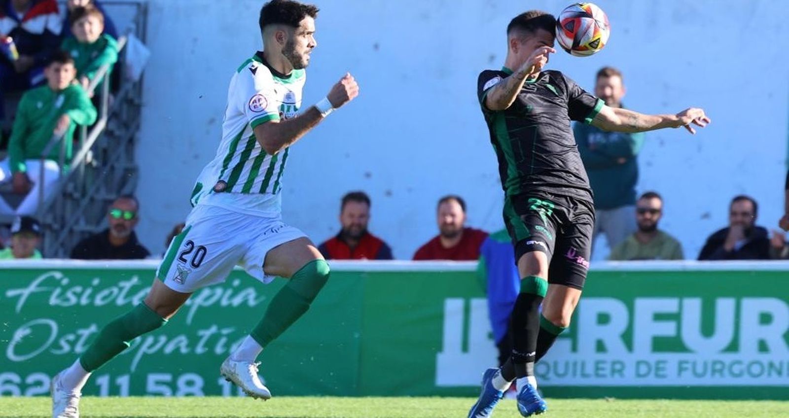 Carracedo golpea el balón en presencia de Fer Román.
