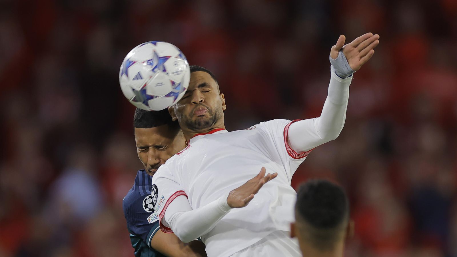 En-Nesyri no consigue bajar un balón ante los centrales del Arsenal.