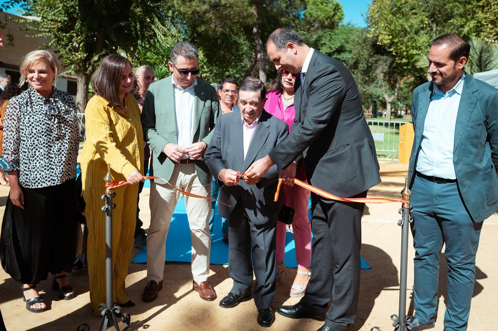 El agricultor premiado con la 'Espiga de oro' de este 2025 procedió a inaugurar con la feria de otoño de Trigueros con el alcalde, Vidal Blanco.