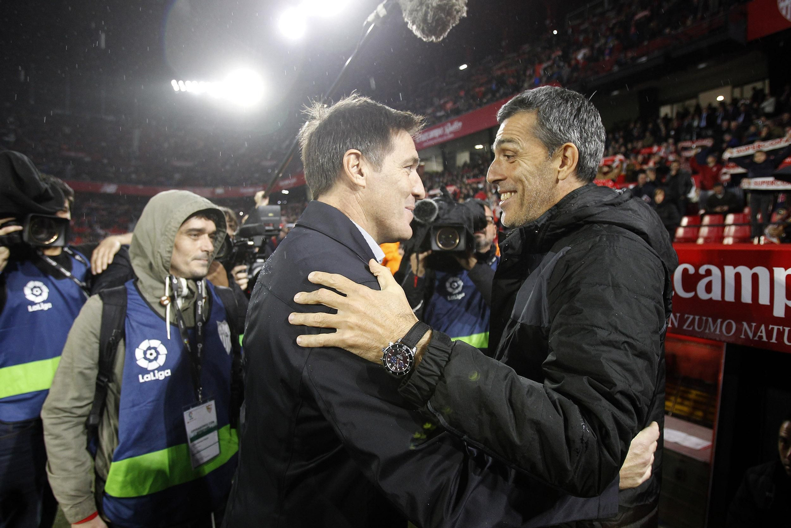 Eduardo Berizzo se saluda con Juan Ramón López Muñiz.
