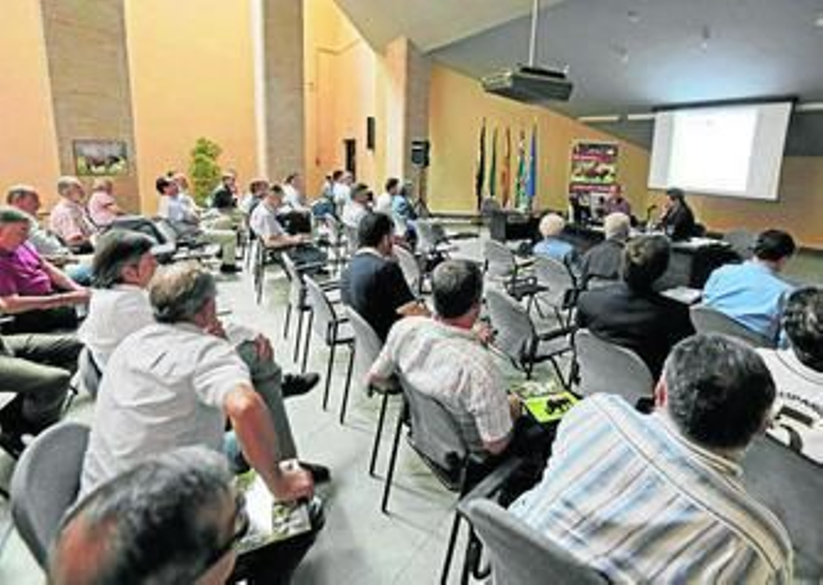 Un momento de las jornadas de trabajo de los ganaderos de la SAT 'Carne de Retinto' celebradas ayer en Ifeca.