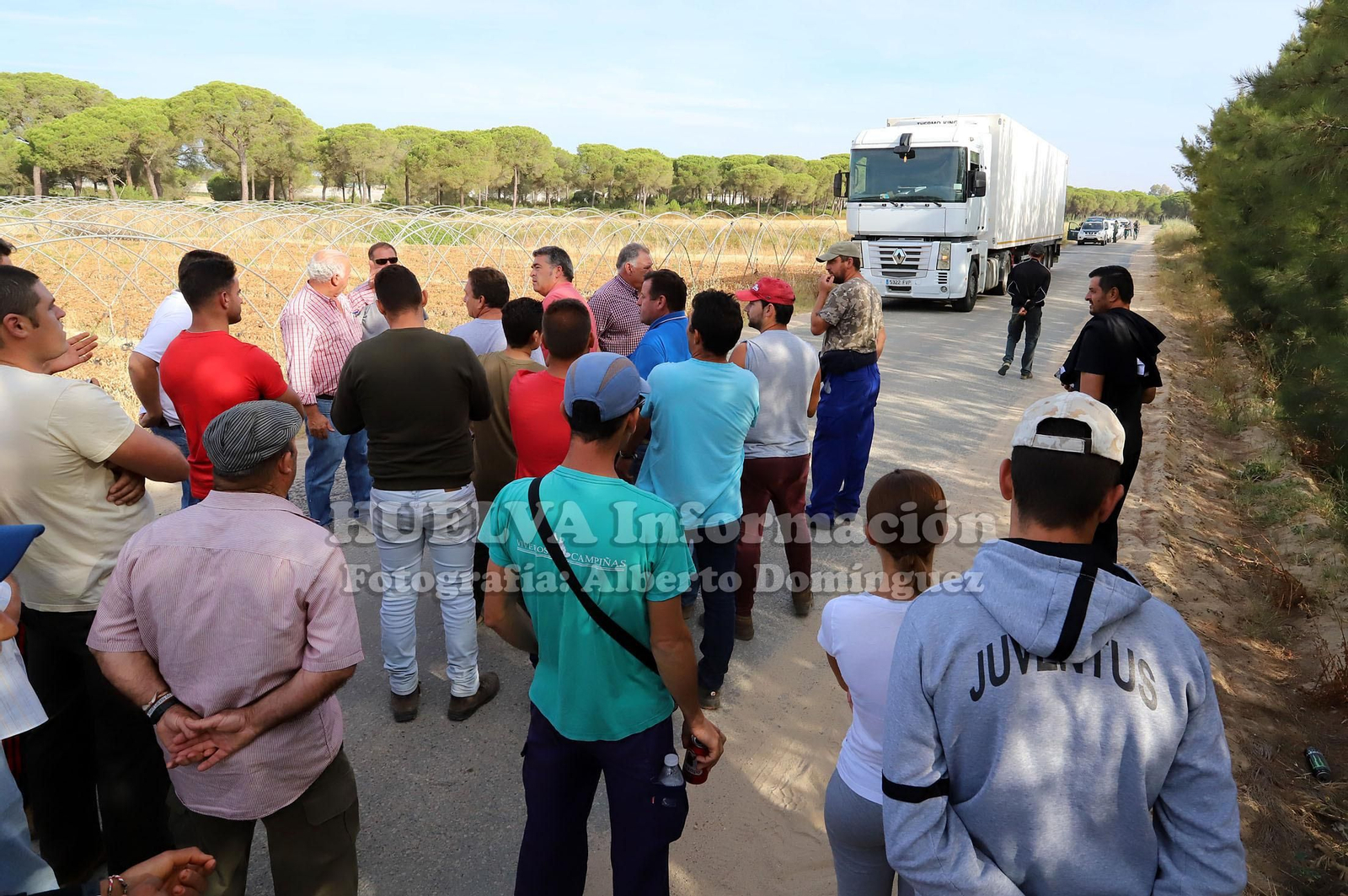 Imágenes de la movilización en Lucena para impedir el cierre de pozos