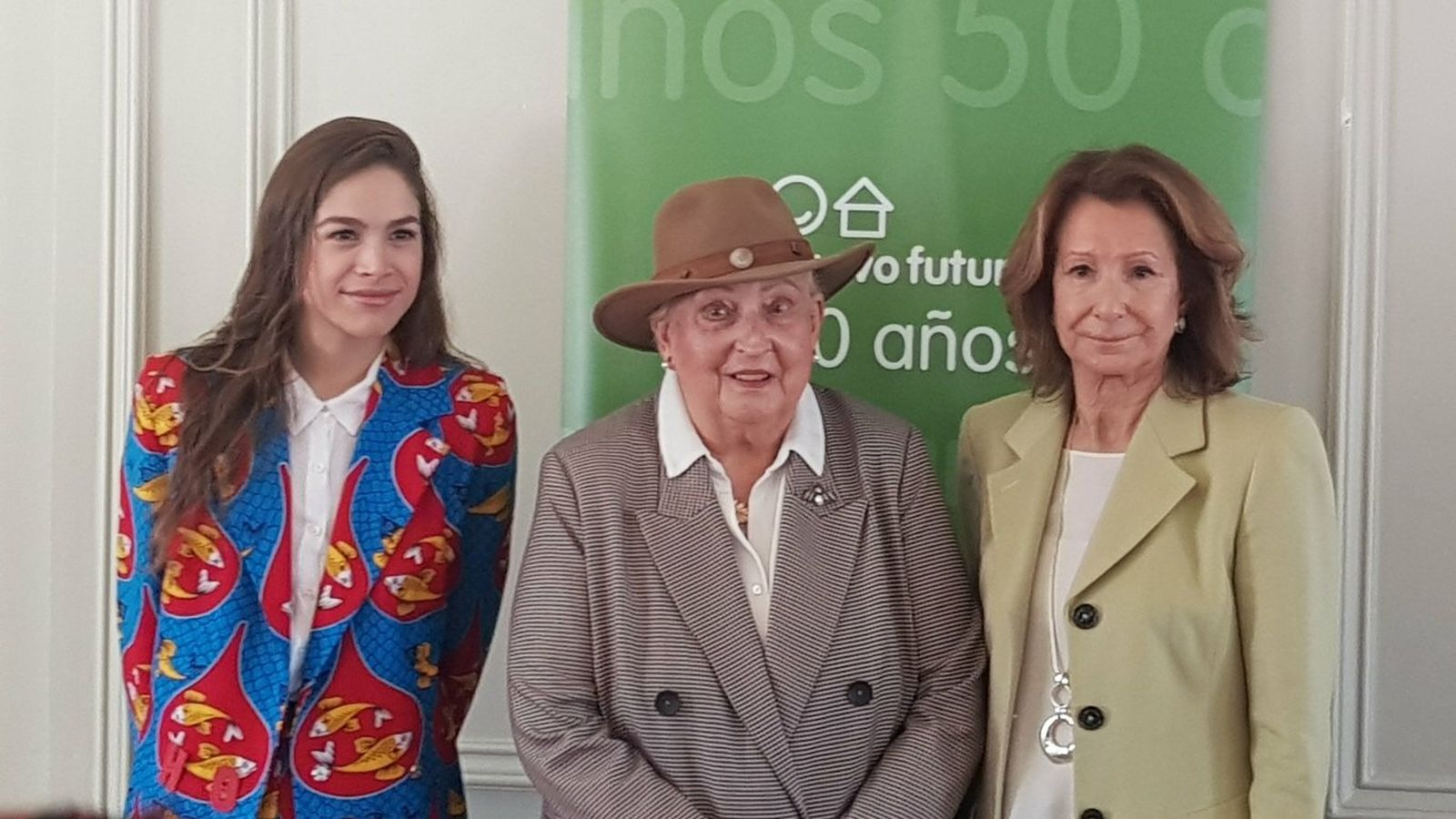Pilar de Borbón junto a Pina Sánchez, presidenta de Nuevo Futuro, y Cósima Ramírez.