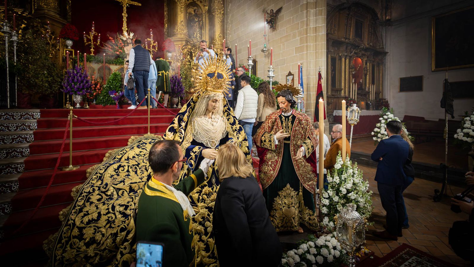 Los besapiés y besamanos del Domingo de Pasión en Jerez, en imágenes
