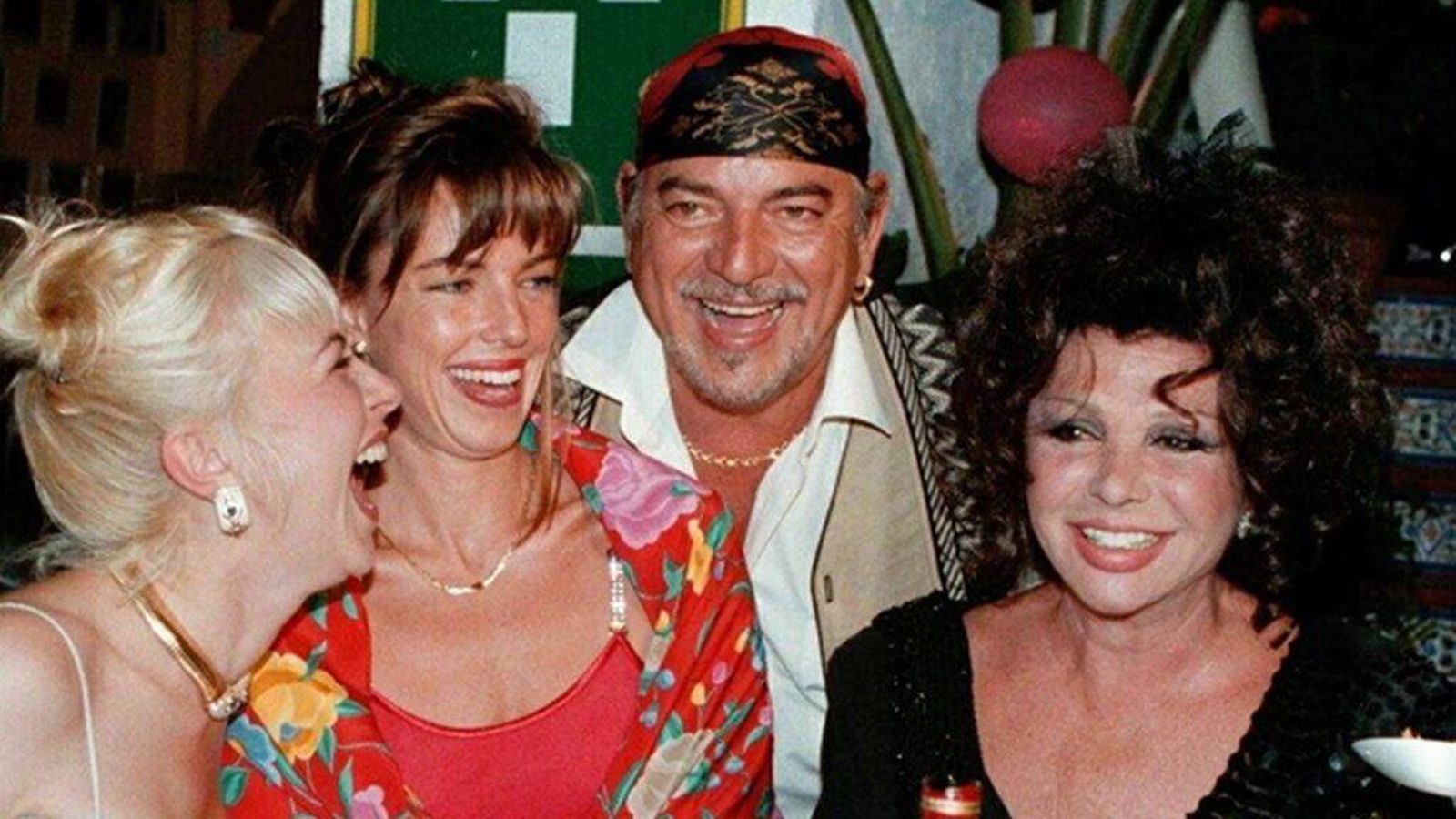 Espartaco Santoni, en una fiesta en Marbella, con Marujita Díaz y Bienvenida Pérez, entre otras acompañantes femeninas.
