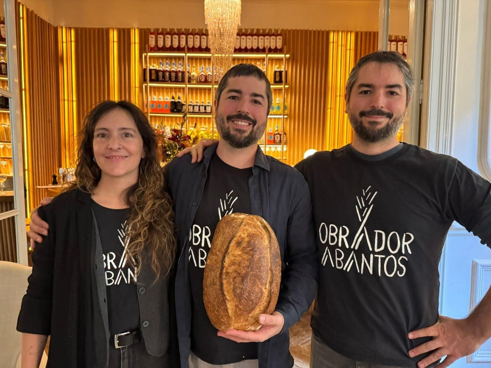 Los hermanos Solana y Mercedes Pérez posan con uno de sus productos.