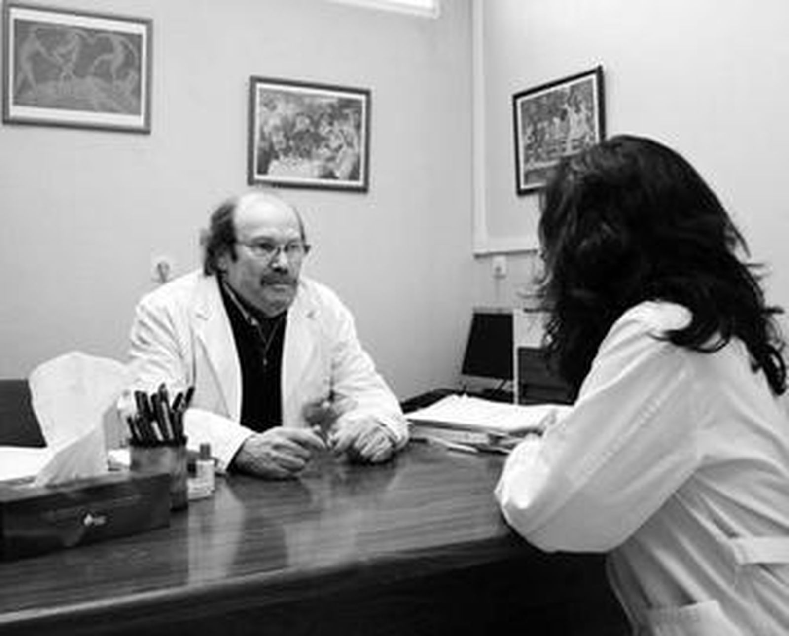 El psiquiatra Manuel Conde y la psicóloga Asunción Luque en una consulta.