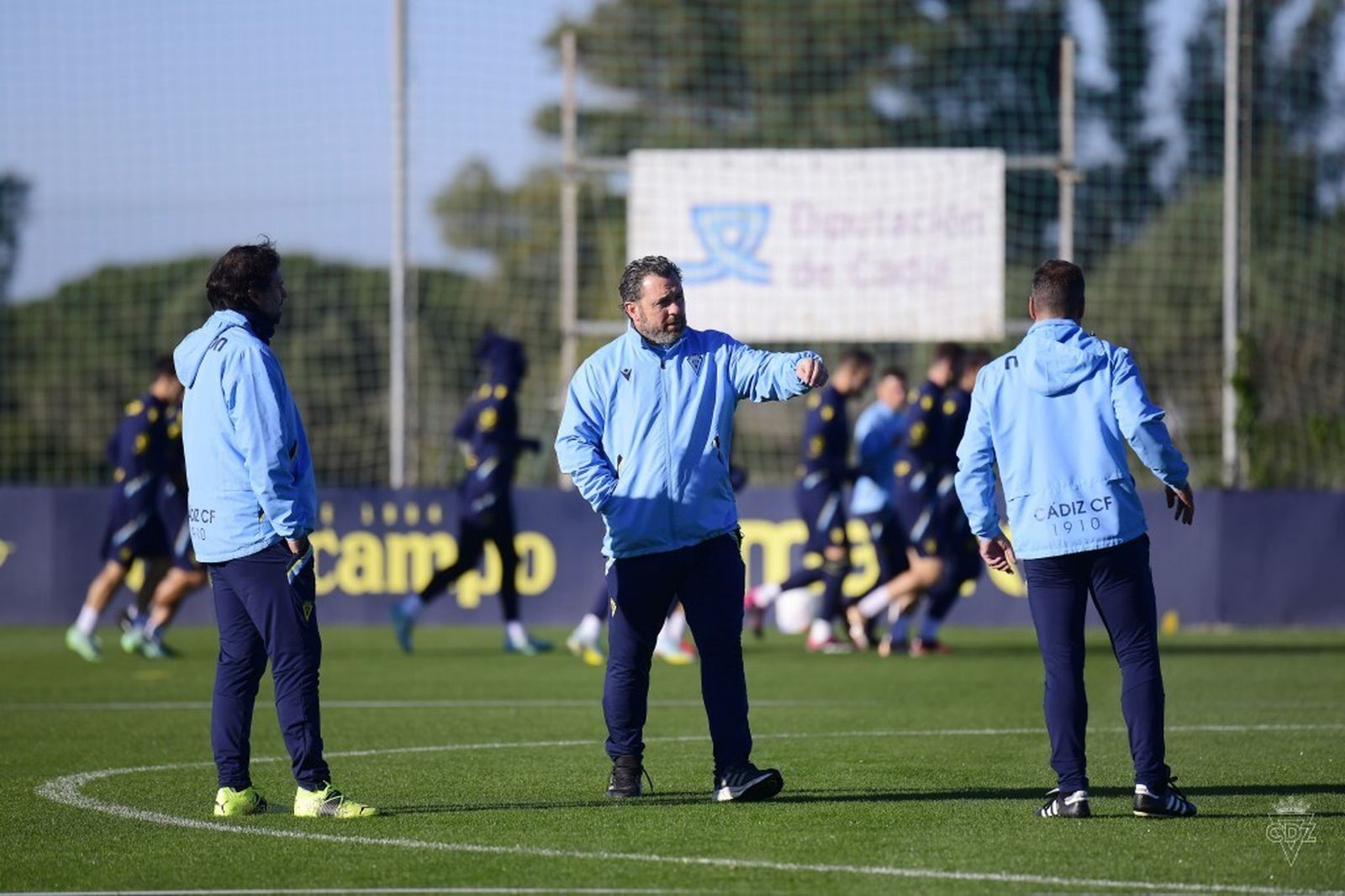 Sergio González conversa con parte de su cuerpo técnico.