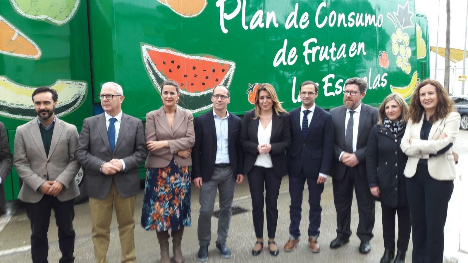 La presidenta de Andalucía y el resto de autoridades posan delante del 'Frutibús'