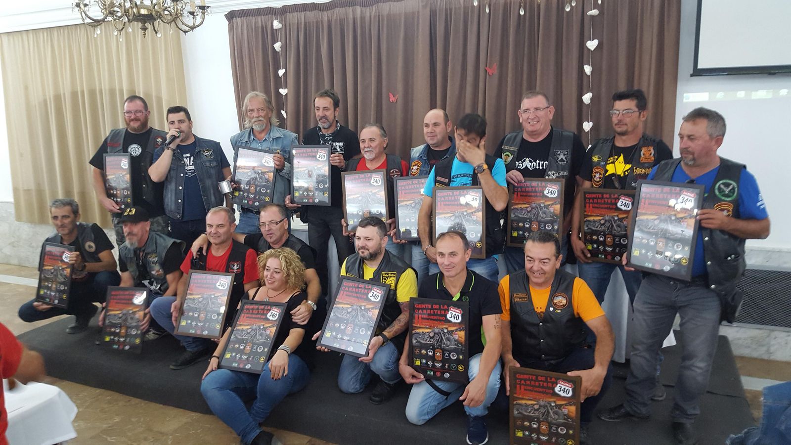 Entrega de recuerdo del evento a todos los presidentes de los clubes.