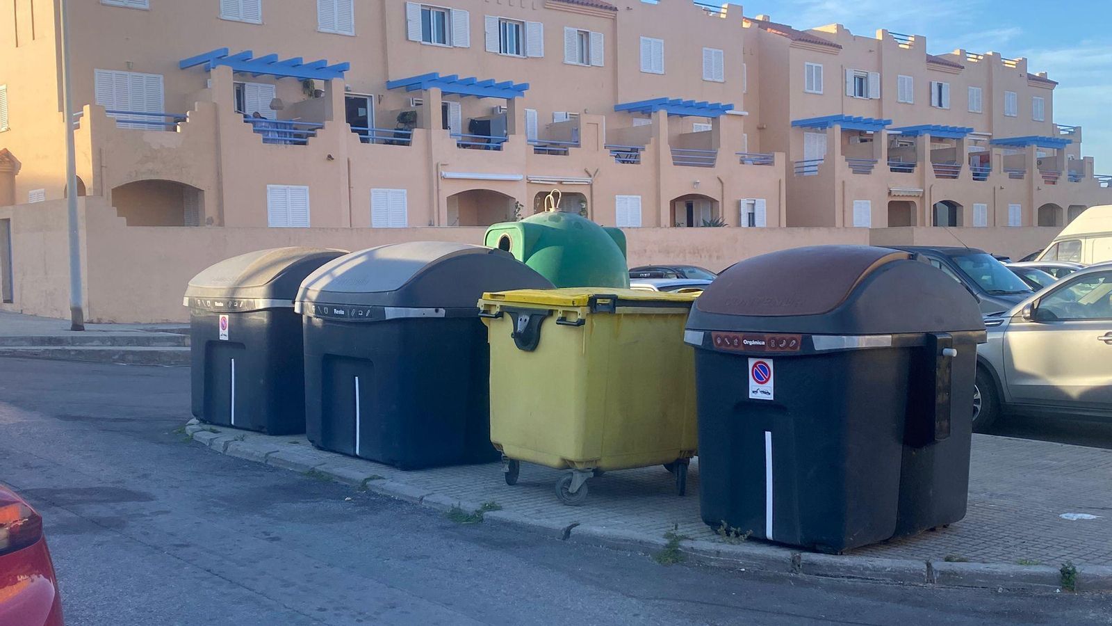 Contenedores de basura en Tarifa, entre ellos el nuevo contenedor marrón.