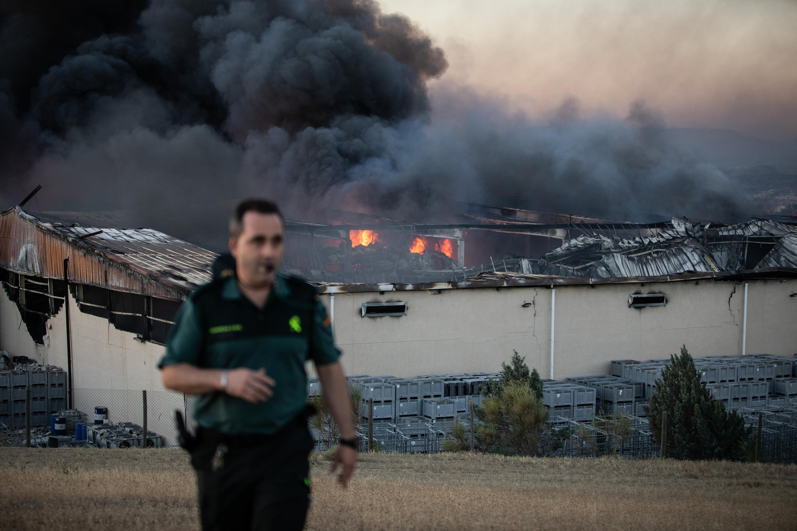 Las imágenes del incendio en una nave de Otura y la columna de humo que cubre Granada