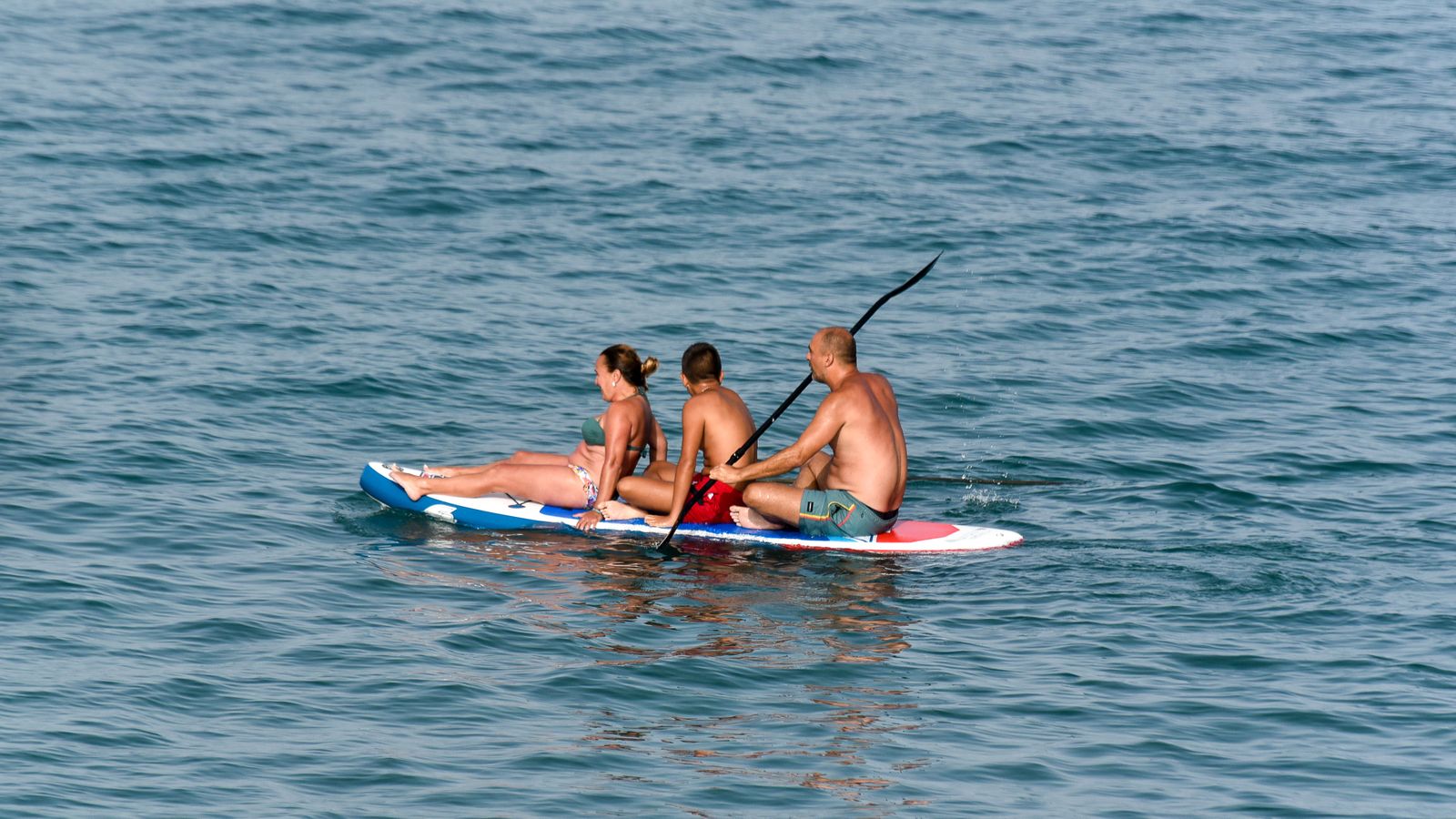 Las fotos de la tarde de playa en familia en La Línea