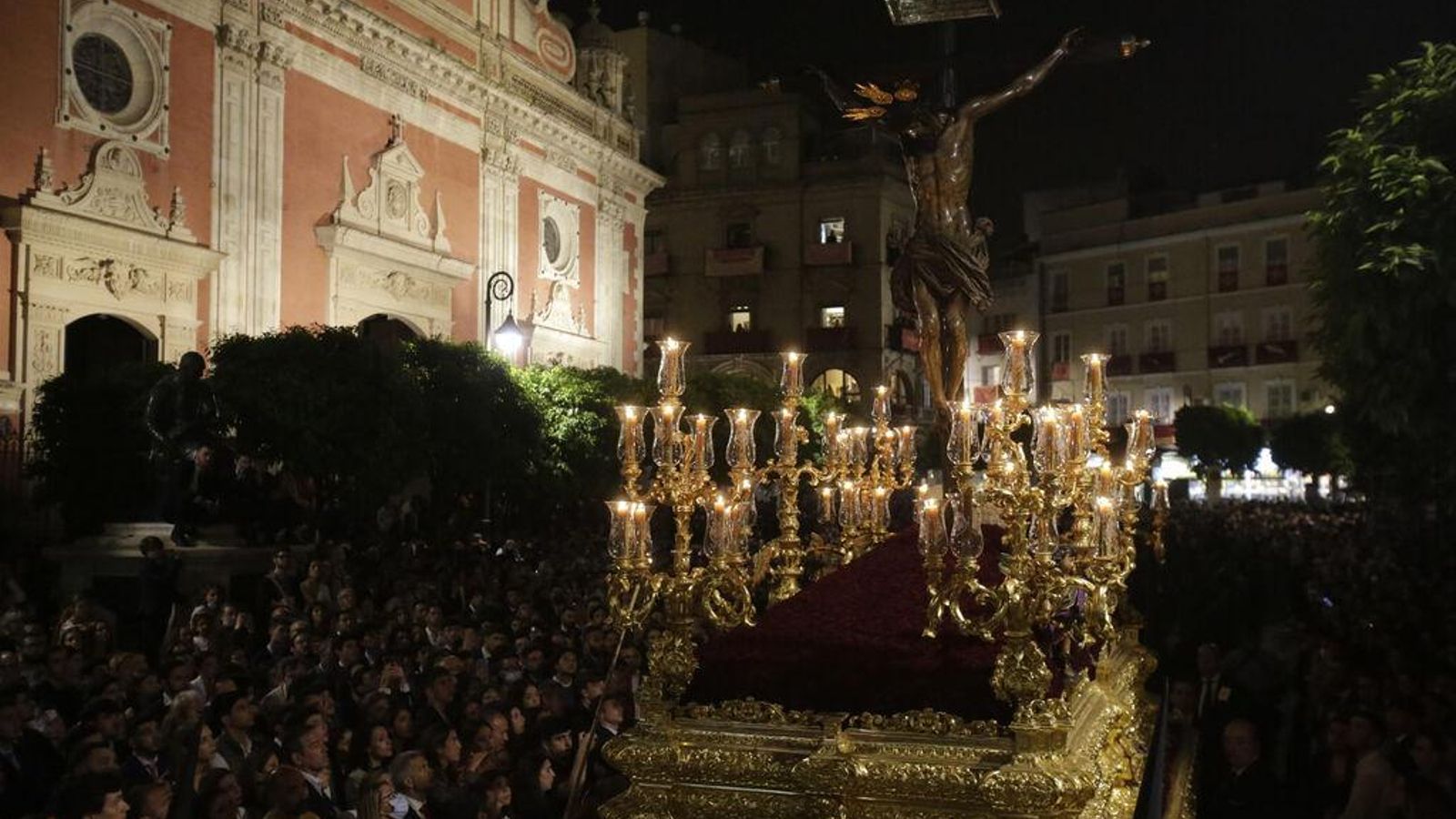 Un pelícano acompaña al Cristo del Amor
