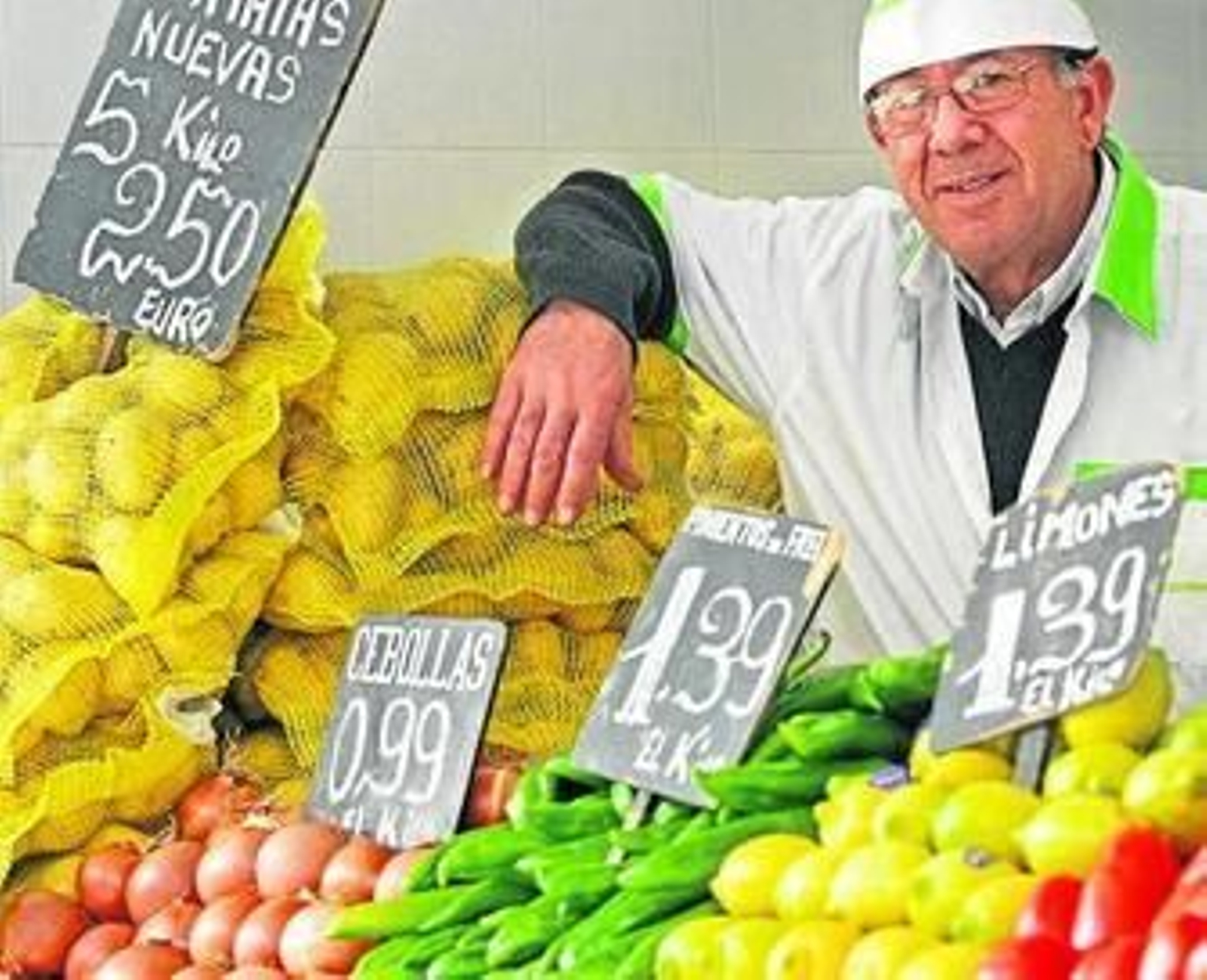 Un frutero en su establecimiento.