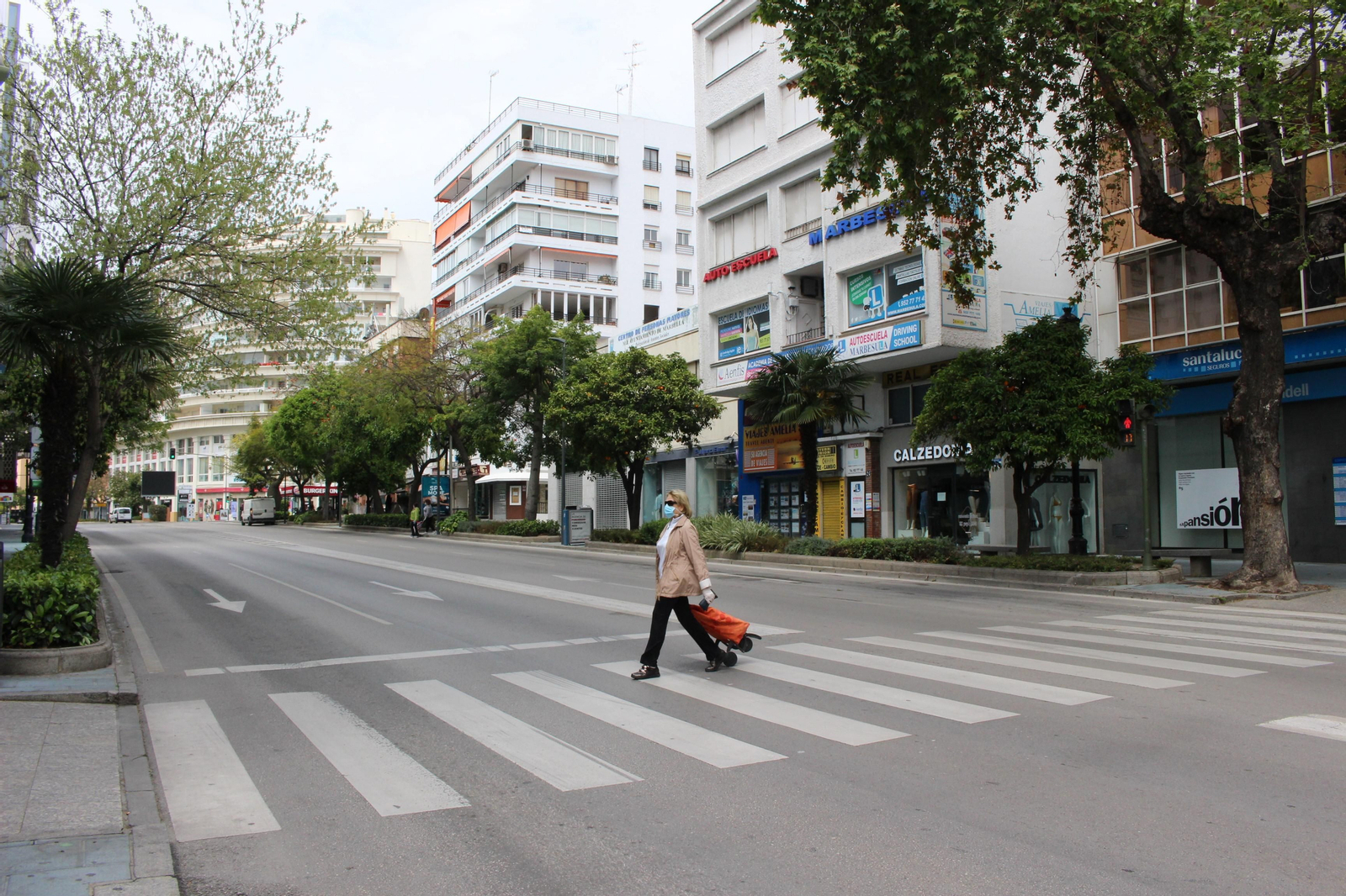 Una mujer cruza la avenida Ricardo Soriano, en Marbella.