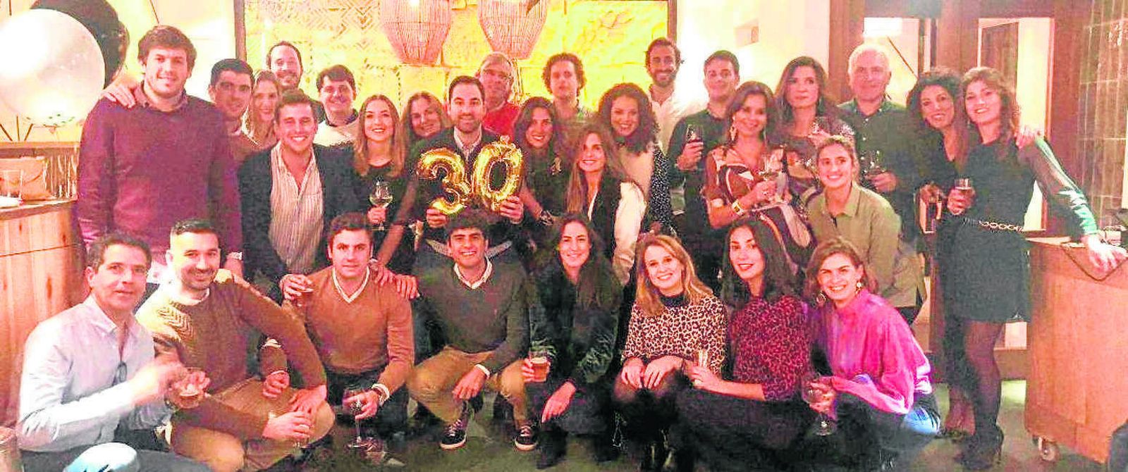 Carlos Lucero con Carlos Maira, Borja Ochoa, Gloria López, Luis Mesa, Manolo Bermejo, Álvaro Jara, Ana Olivares, Isabel Román, Felipe Gutiérrez, José Luis Triviño, Isabel Lucero, María Correas, Juan Alberto Moreno, Sergio Gallego, Ana Fuentes, Silvia Bruzón, Nicolás Lucero, Sandra Bachura, Patricia López, María Loreto, Enma Ricoy, Lucía Sánchez,  Maisa, Nico Lucero, Nono Bresca, Germán Sánchez y Rafa Lucero.