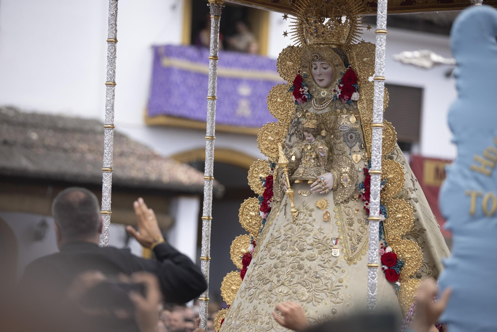Las mejores imágenes de la procesión de la Virgen del Rocío en la aldea