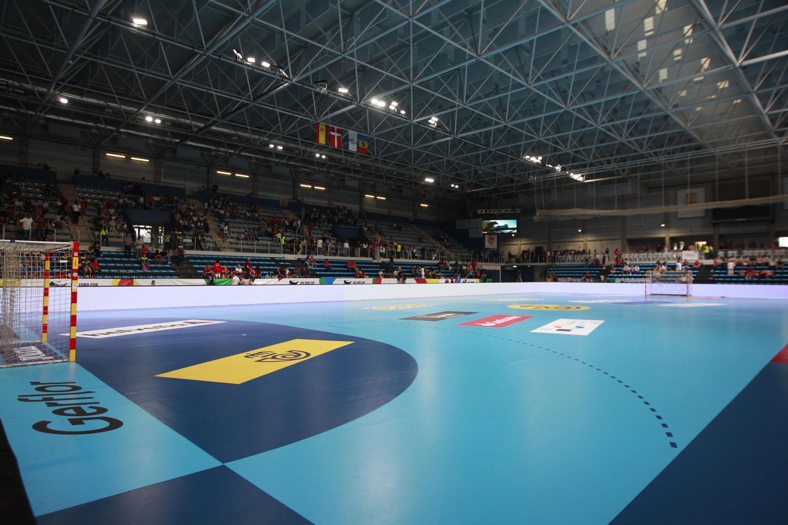 Imágenes del España-Dinamarca de la EHF Euro Cup de balonmano, en Almería