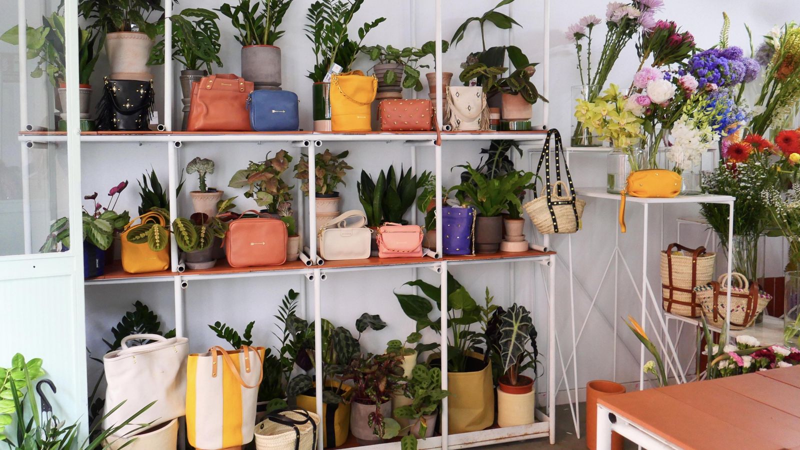 Interior de la floristería Orangerie, que es donde se presenta la colección de Mércules. Interior de la floristería Orangerie, que es donde se presenta la colección de Mércules.