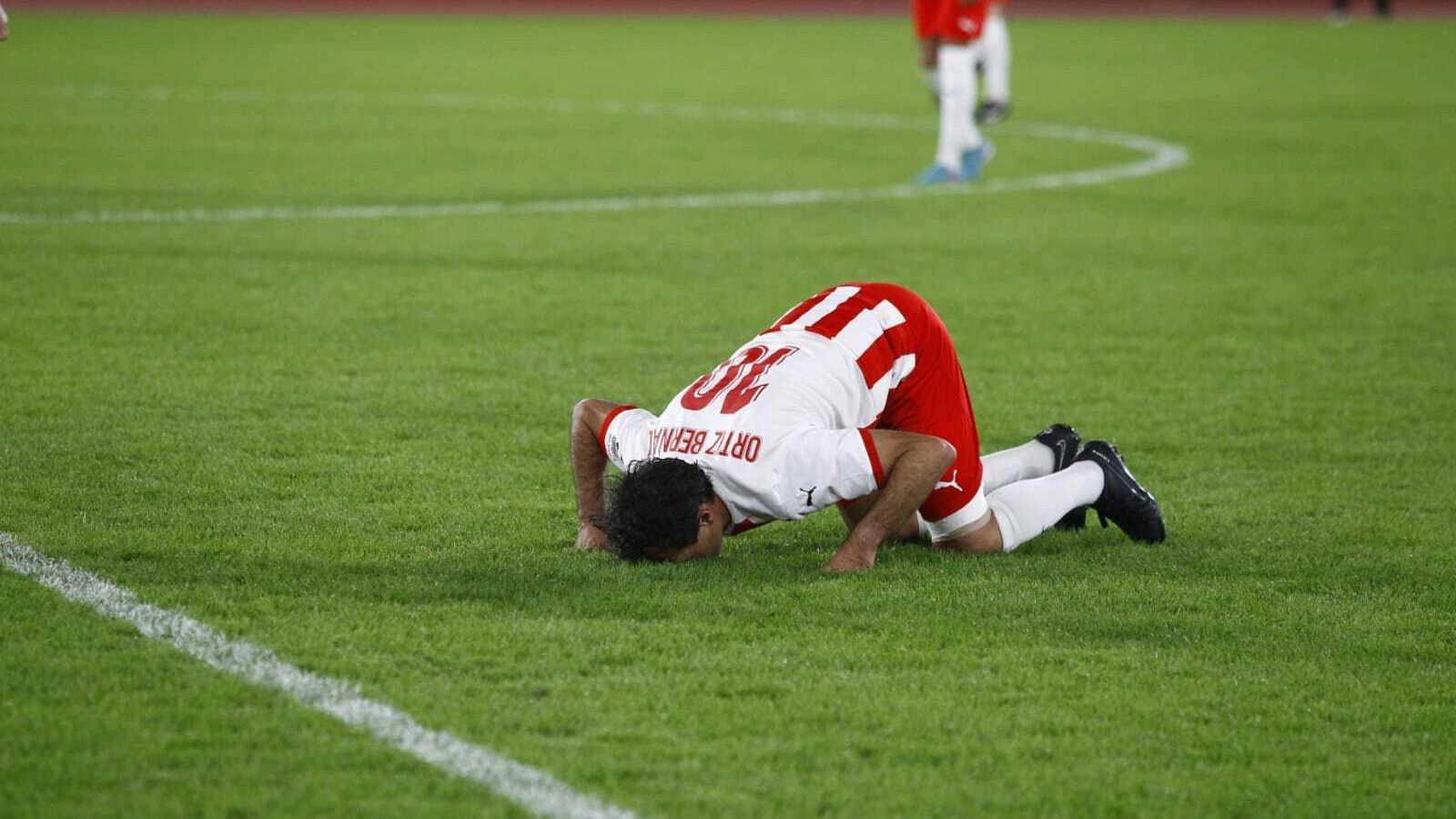 Ortiz besa el césped del estadio almeriense en su despedida.