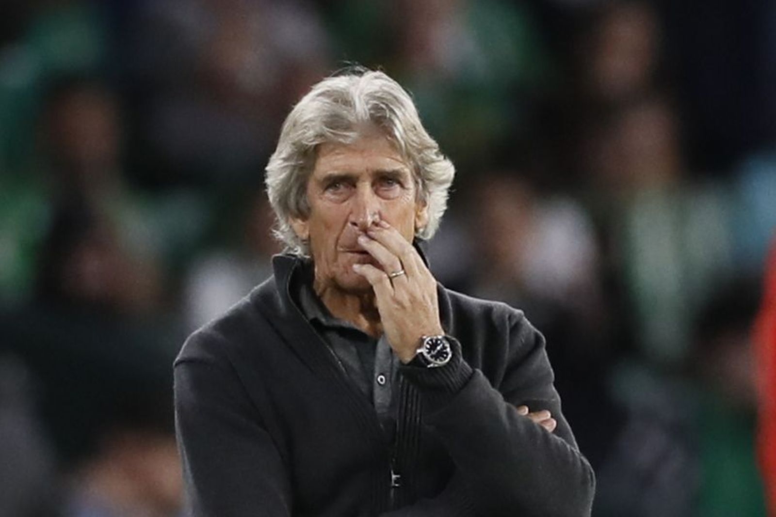 Manuel Pellegrini observa las evoluciones de sus jugadores durante el partido contra el Getafe en Heliópolis.