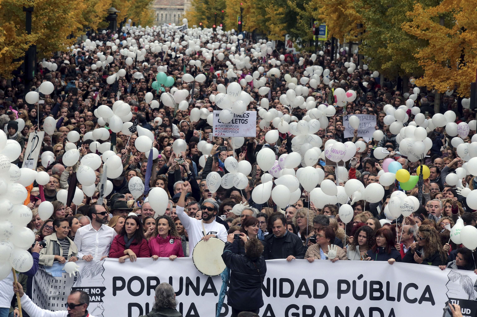 El médico Jesús Candel al frente de una de las multitudinarias manifestaciones de Granada.