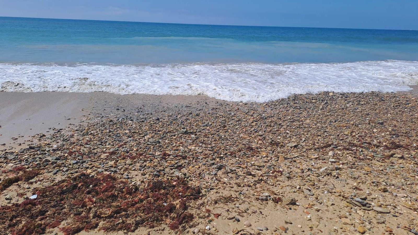 Así luce la playa Victoria llena de piedras
