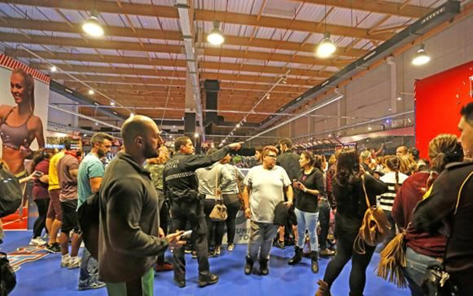 Agentes de la Policía Local intentan anoche desalojar a los socios concentrados en el interior de las instalaciones. /Pascual