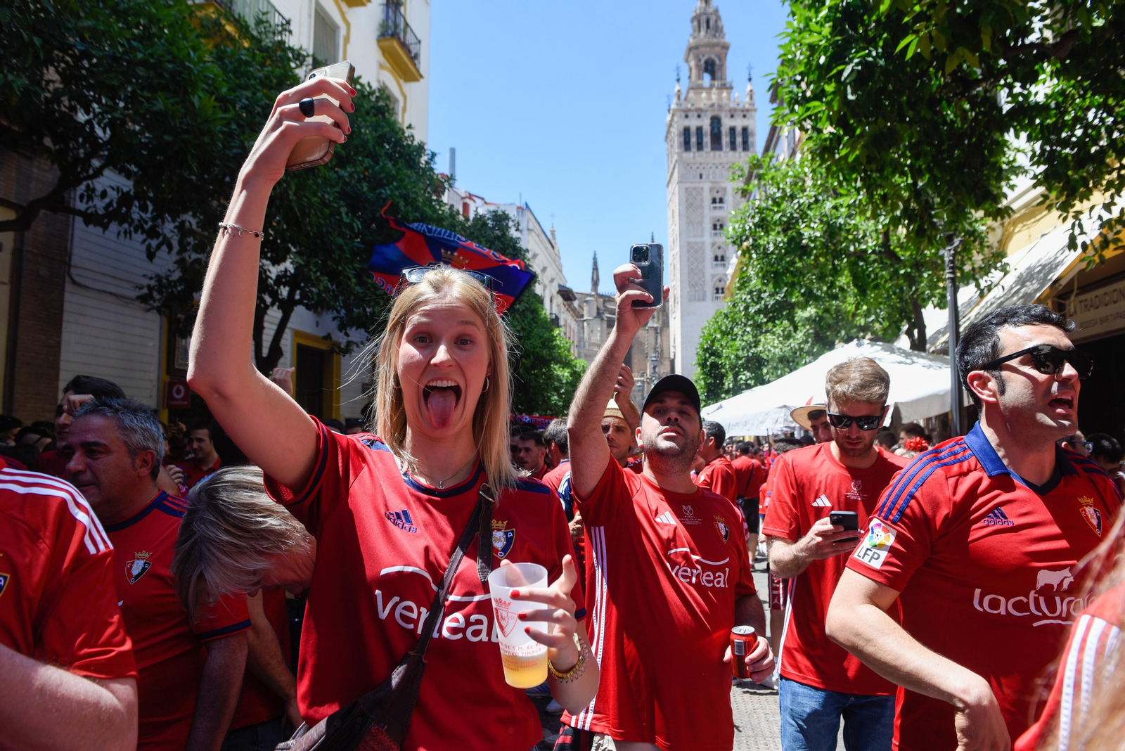 Búscate en la galería gráfica de las aficiones de Osasuna y Real Madrid en Sevilla