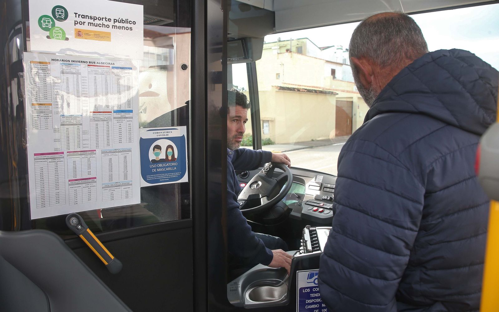 Fotos del primer día sin mascarillas en el transporte público en Algeciras