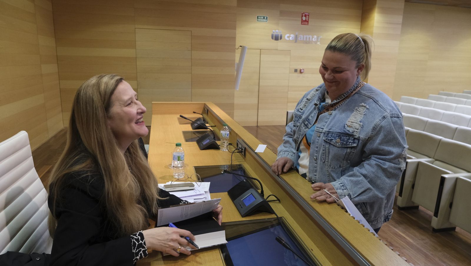 Imágenes del Diario de los Libros con la escritora ganadora del Premio Planeta 2022, Luz Gabás